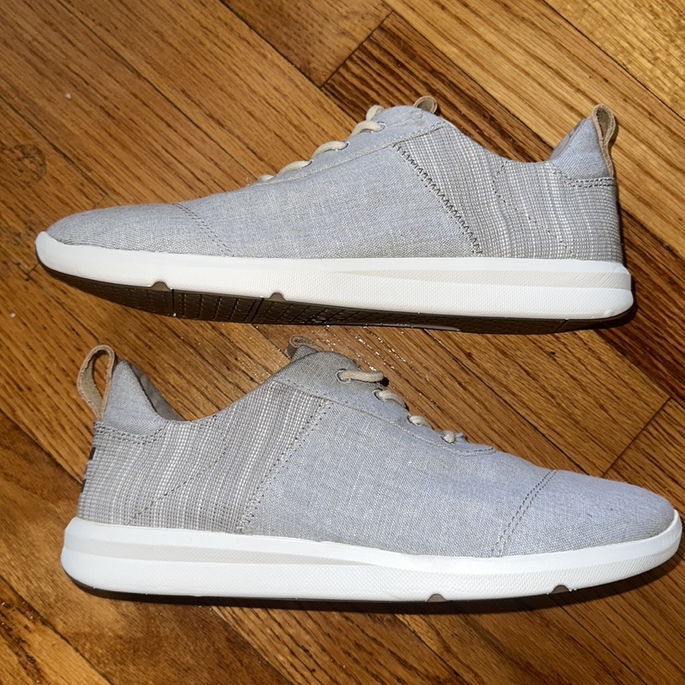 NWT Toms sneakers Cabrillo 9